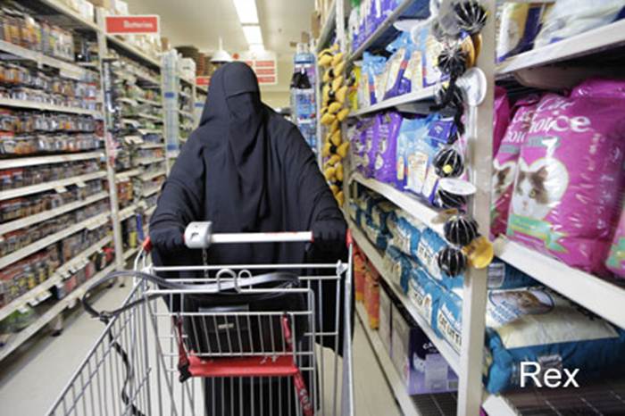 Veshjet e grave myslimane në vende të ndryshme! 0-a-vermummte-kauft-ein